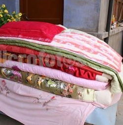 做梦背着被子，梦见自己背着背篼