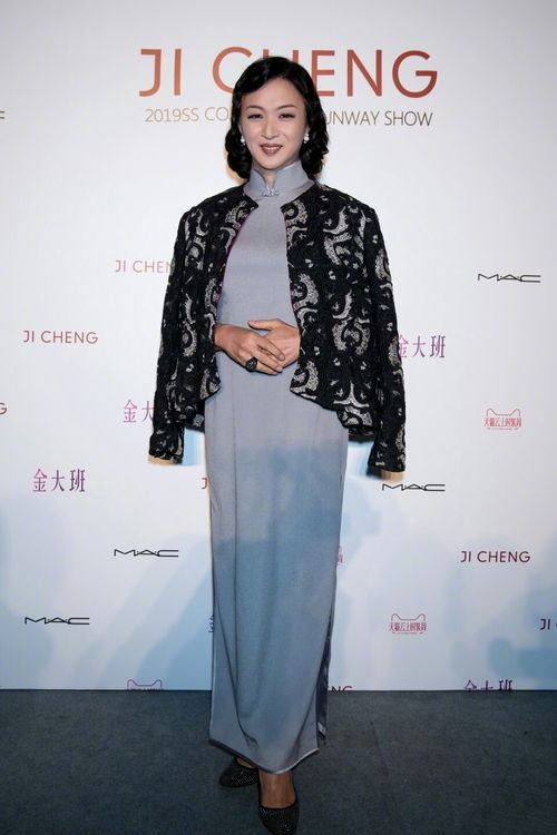 梦见自己穿高跟鞋和旗袍，梦见穿旗袍走路