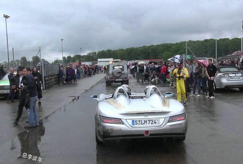 梦见下雨打伞穿雨衣，梦见下雨打伞在雨中行走