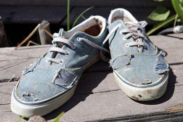 梦见自己穿别人给的鞋，梦见穿着别人给的鞋