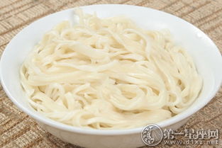 梦见吃汤面片代表什么意思，梦见吃汤面条没熟