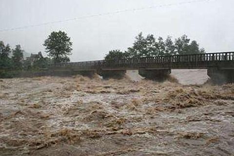 梦见从洪水里行走出来，梦见从洪水中逃脱上岸