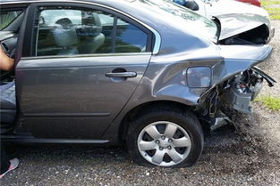 梦见汽车撞向自己但没撞上，梦到车撞的不成样子了