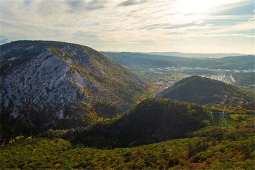 梦见山洞里有清澈的水，梦见山洞口是什么意思呢周公解梦