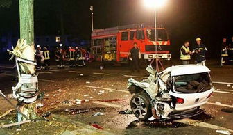 梦到看到有车翻车的人，梦见看到车翻