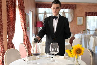 梦见别人给我倒酒喝我不喝，梦见别人给我倒酒满出来