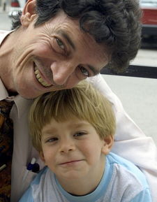 梦到被父亲打是怎么回事，梦到被自己父亲侵犯周公解梦