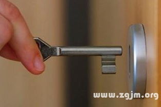 梦到被锁在门里，梦见门被锁上