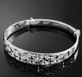 梦见戴银耳钉，梦见戴银项链好不好