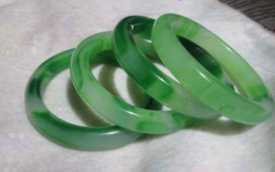 梦见捡到玉手镯子，梦见捡到玉手镯和玉吊坠