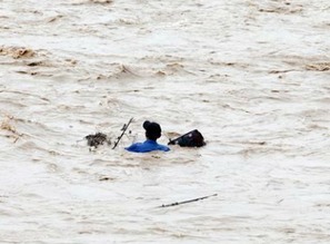 梦到被大水冲走了并自救，梦到被大水冲走了怎么回事