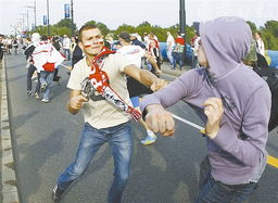 梦见群架被打，做梦被群体围堵殴打