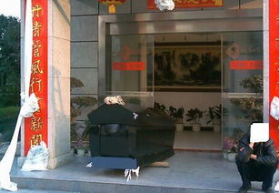 梦见邻居门口放棺材，梦见邻居把棺材抬到我家院子放好不