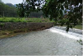 梦见挡墙倒塌发生泥石流，梦见挡墙倒踏