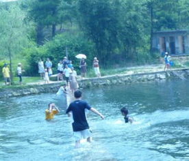 梦到水里出来一个人，梦到水里出来怪物人类