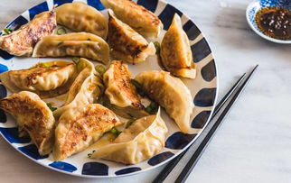 梦见一锅饺子都煮烂了，梦见锅里饺子盛到碗里