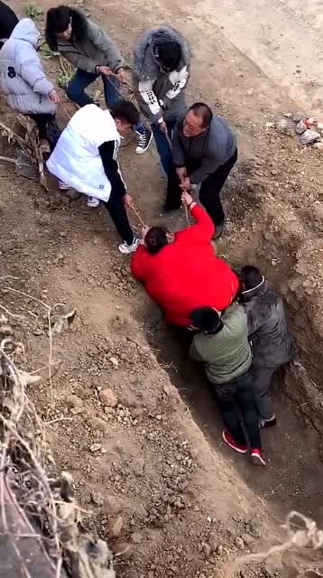 梦到媳妇掉泥坑里了，梦见媳妇掉进深坑