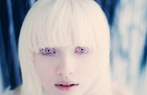 梦见女孩看不清脸，做梦梦见女孩看着我