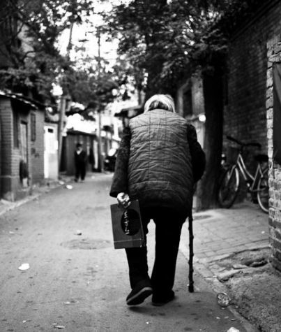 梦见亲人站在棺材上，梦见亲人拉棺材往外走