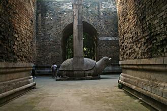 梦到经过墓地被东西拉着不给走，梦见坟墓往里拉我
