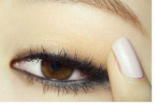 梦见自己涂眼影涂的红红的，梦见涂抹眼影