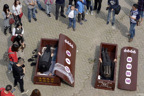 梦到石棺材板和家里老人是什么意思，梦到石棺材并且打开了