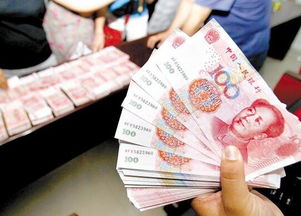 梦见别人拿钱来看我,梦里看到别人拿着钱