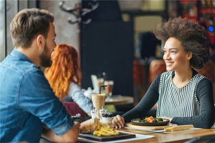 梦见战友在吃饭，梦见战友请客吃饭