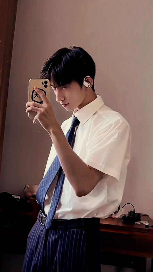 晚上梦到帅哥怎么回事，晚上梦到帅哥又有钱还亲我