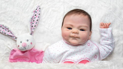 梦见女孩抱着自己哭,梦见小女孩抱着自己哭是什么意思?