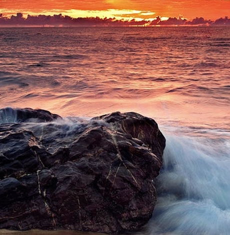 女人梦见在水里面走，女人梦见在水里走水很深