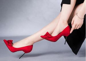 梦到一双红鞋子，梦见一双红鞋一双白鞋