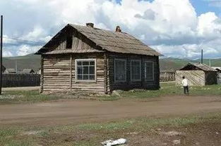 梦到屋里的地面倾斜，梦见凹凸不平的房屋地面