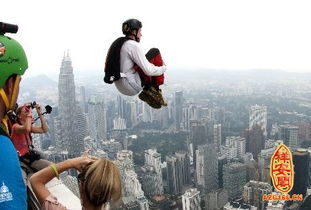 梦见自己从墙上跳下去，梦见自己从墙上往下跳墙塌了