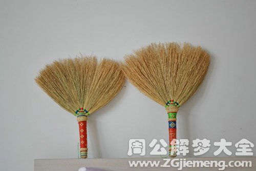 梦到破扫帚，梦见刨树有什么征兆