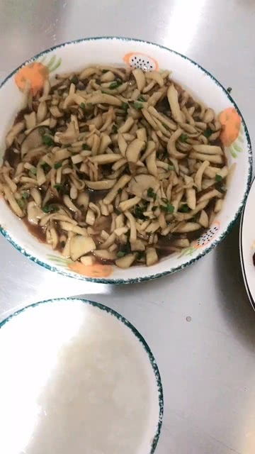 梦到馊饭馊菜，梦见饭菜什么意思