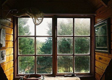 梦见窗户晃动，梦见窗户要掉下去怎么回事