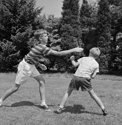 梦见别人打架我去拉架是什么意思，梦见别人打架我拉架是什么意思