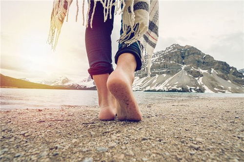 梦见别人没有穿鞋走路，梦见别人没有鞋穿