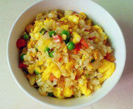 梦到吃炒饭打什么奖，梦见吃一大碗炒饭