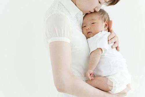 女人梦见怀里抱着婴儿，梦见怀里抱着婴儿拉屎了