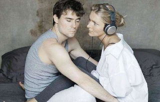 梦见老公扎了耳洞戴耳钉，梦见老公耳朵上戴耳钉