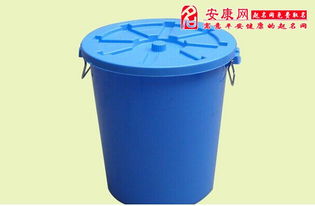 梦见水桶掉水里什么寓意，梦见水桶底子破了漏水