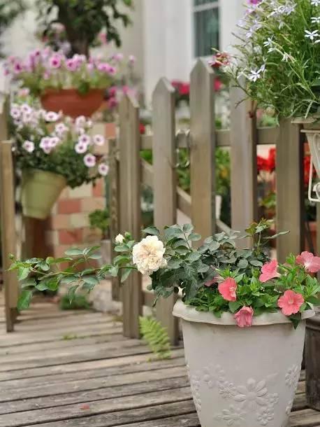 梦见帮别人拿花圈去目的地，做梦给别人送花圈