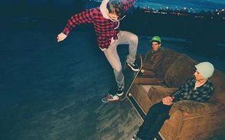 梦见三个人坐一条船，梦见一家三口坐船旅游