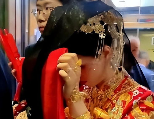 梦见头披黑纱的女人，梦见自己披—头长长的黑发