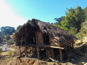梦到茅房的粪满满的是什么意思，梦到茅房很脏