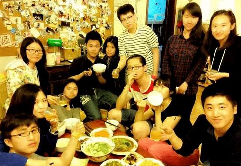 梦见招待很多人吃饭什么意思，梦见招待很多客人