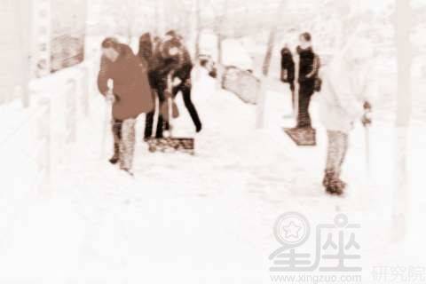 梦到地面上有雪，梦到地面有雪是什么意思