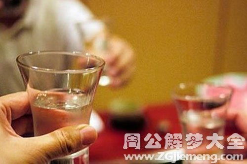 梦见同学喝醉了和我说话，梦到同学聚餐喝酒